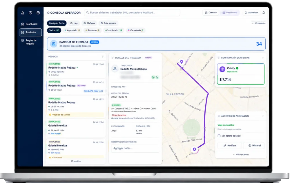 Consola Operador de TransferIA en una notebook: bandeja de pedidos, detalle del traslado, ruta en el mapa y comparación de ofertas